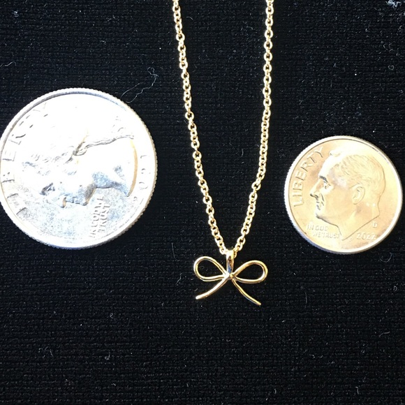 Gold colored metal bow necklace/pendant. - Picture 4 of 5